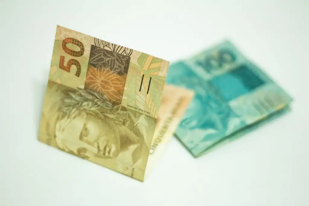 Notas de 50 e 100 reais em close