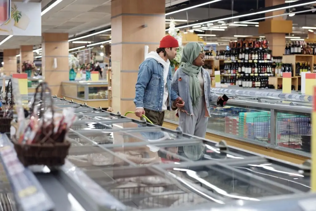 Casal fazendo compras juntos no supermercado