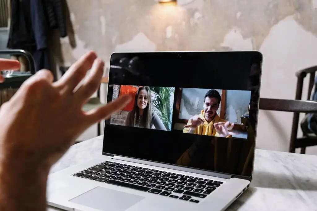 Pessoa gesticulando durante uma videochamada no laptop