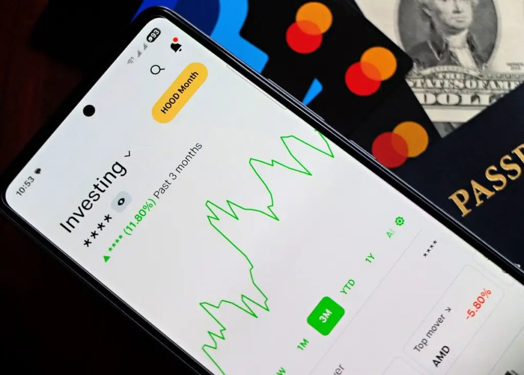 Smartphone com aplicativo de investimentos mostrando indicadores de crescimento