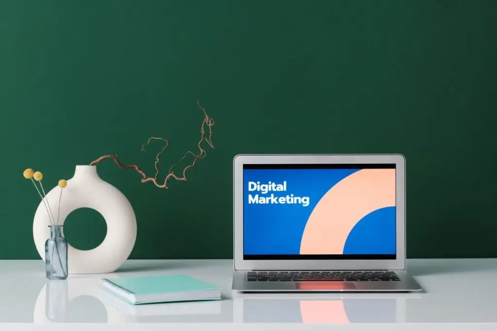 Laptop exibindo a expressão marketing digital em um espaço de trabalho