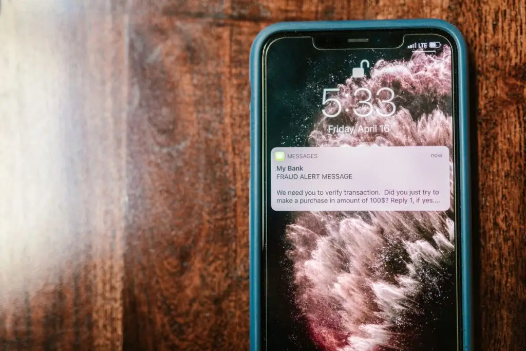 Smartphone exibindo uma notificação de alerta de fraude
