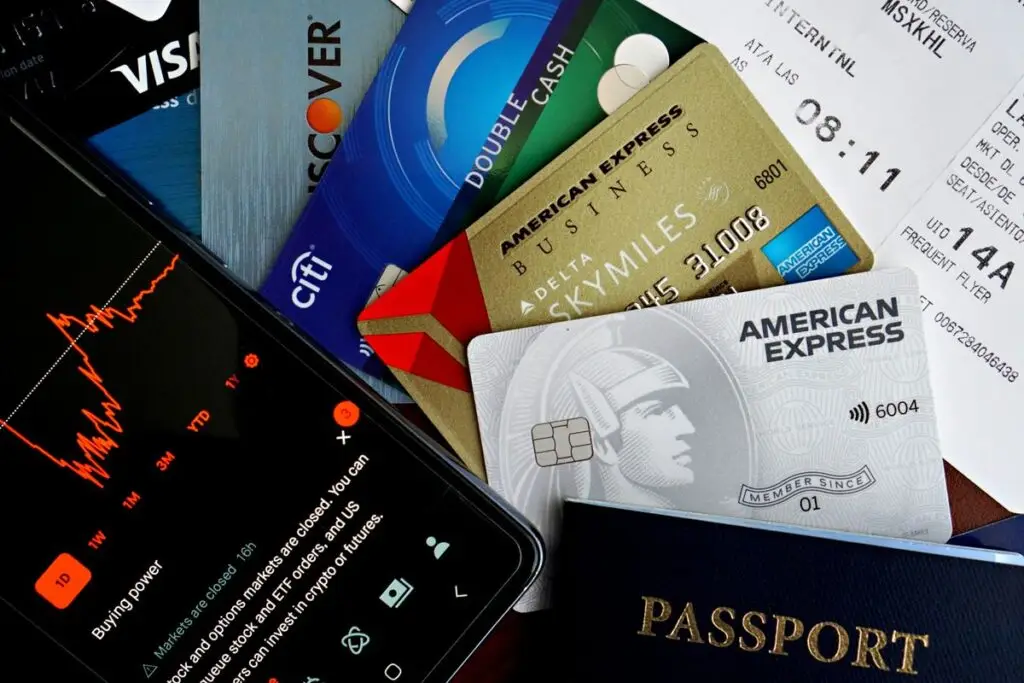 Cartões de crédito, passaporte e celular sobre uma mesa
