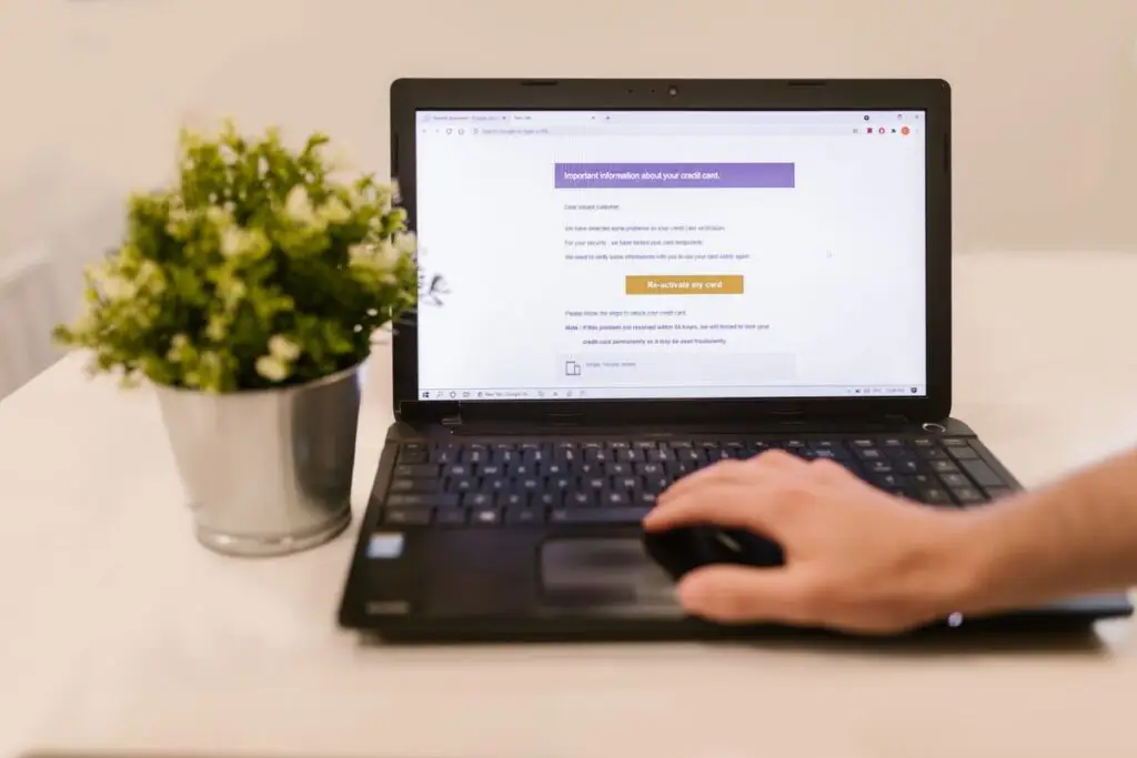 Pessoa lendo um e-mail no laptop em casa