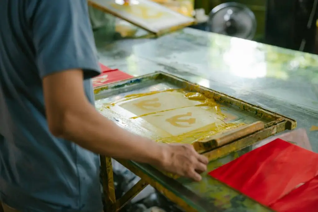 Artista produzindo estampas em serigrafia