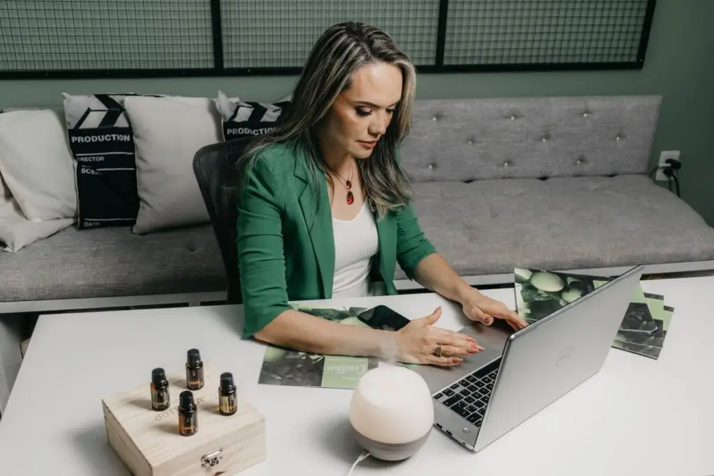 Mulher trabalhando no laptop em um home office organizado