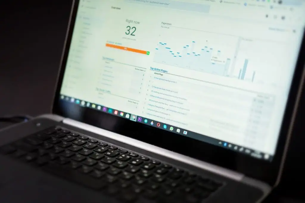 Laptop exibindo um painel de análise de dados em tempo real