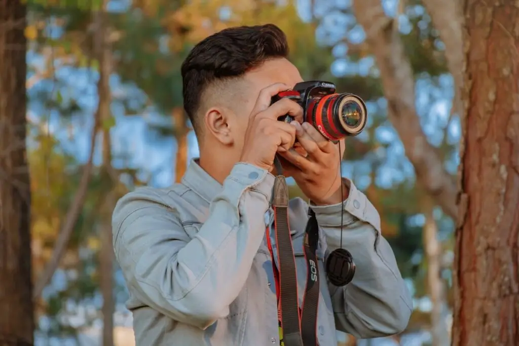 Fotógrafo tirando fotos com câmera em um parque