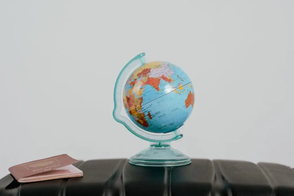 Globo e passaporte dentro de uma mala de viagem